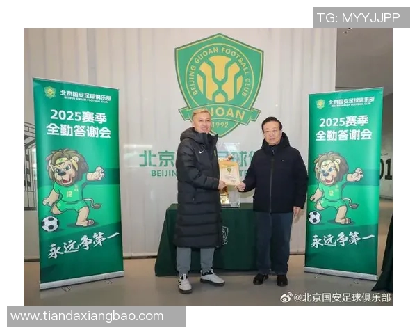 退役足球明星齐聚一堂各国代表球员的传奇故事与精彩瞬间